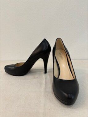 Like New Nine West Black Closed Toe Leather Heel/Pump - Size 8